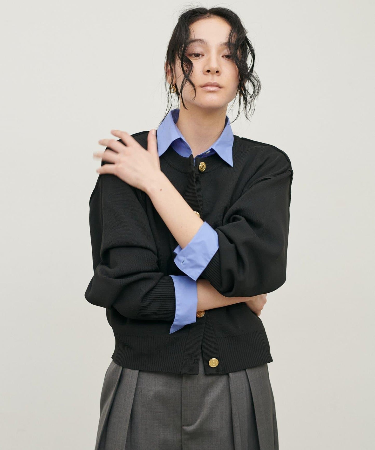 含Logo金扣聚酯圓領針織開衫