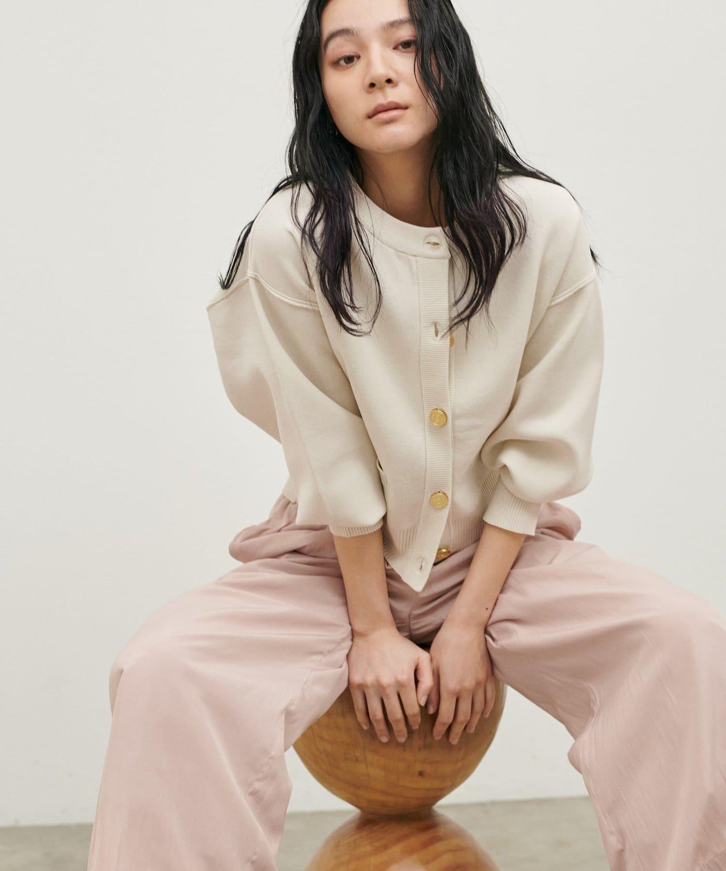 含Logo金扣聚酯圓領針織開衫