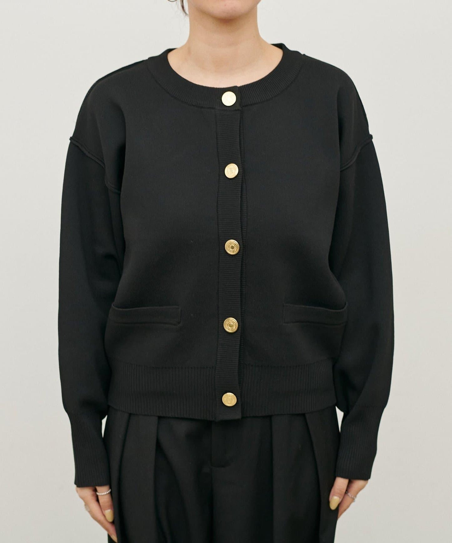 含Logo金扣聚酯圓領針織開衫