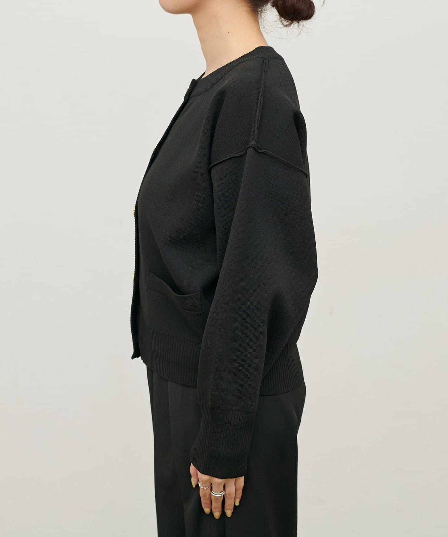 含Logo金扣聚酯圓領針織開衫