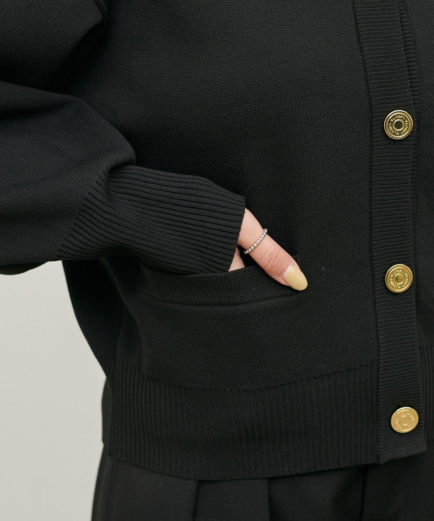 含Logo金扣聚酯圓領針織開衫