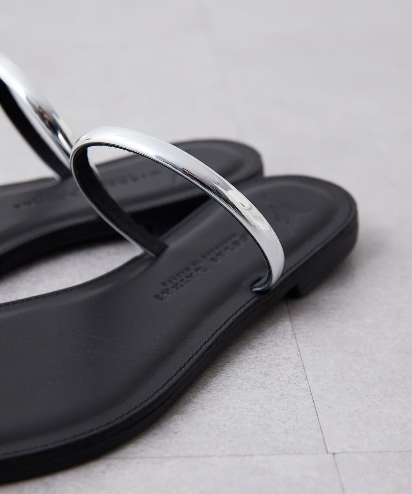 線上限定尺碼 NICOLAS LAINAS 聯名夾趾平底涼鞋