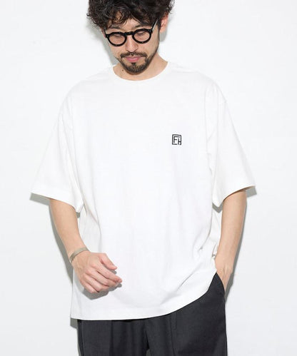 6盎司 前置Logo刺繡 後背印花 圓領T恤 PRINT ROUND FIRST