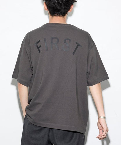 6盎司 前置Logo刺繡 後背印花 圓領T恤 PRINT ROUND FIRST