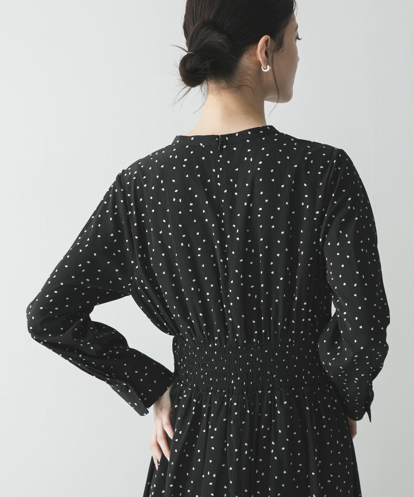 腰部抽褶圓點連衣裙