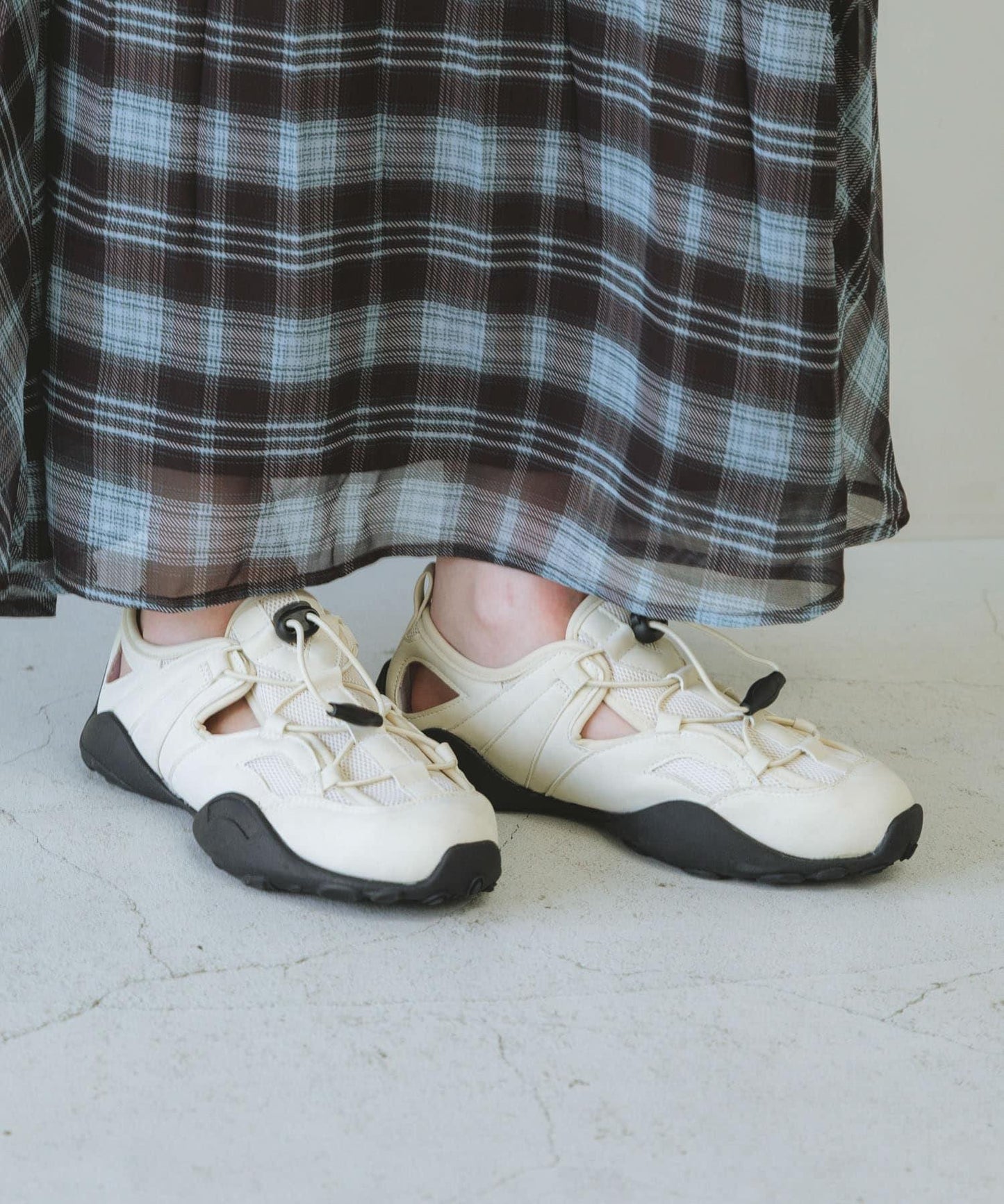 剪裁設計網面運動鞋