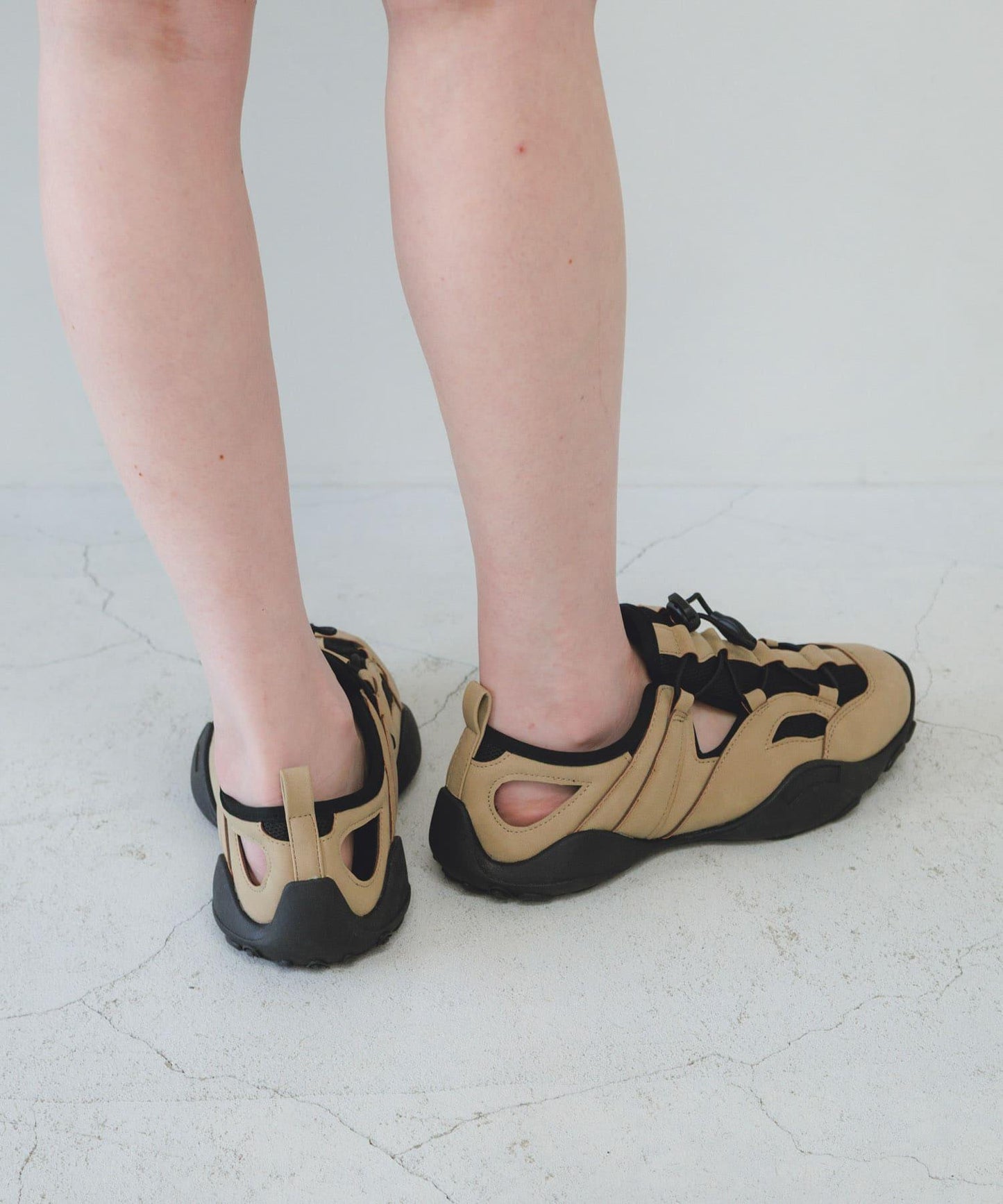 剪裁設計網面運動鞋