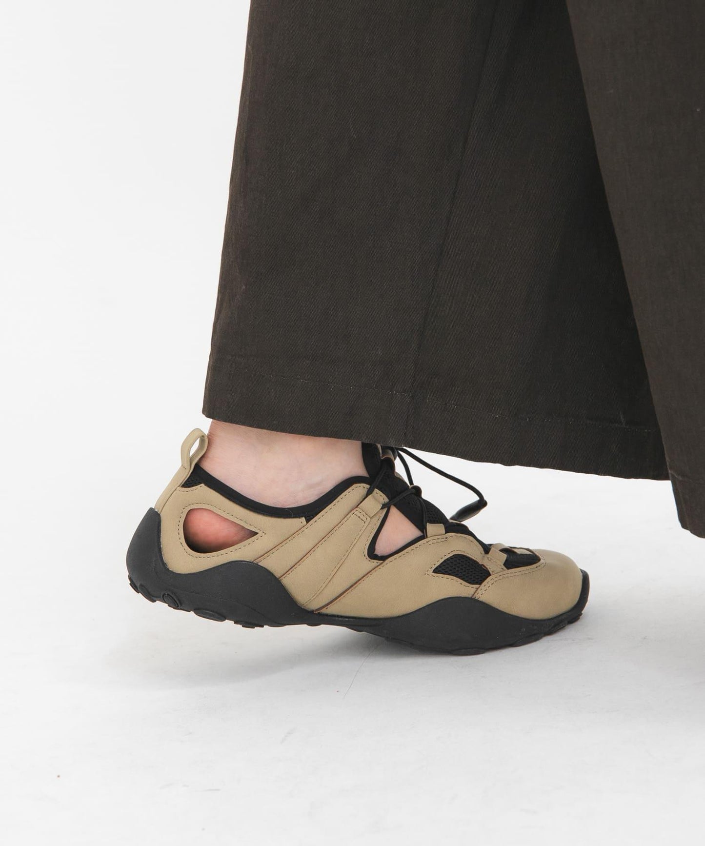 剪裁設計網面運動鞋