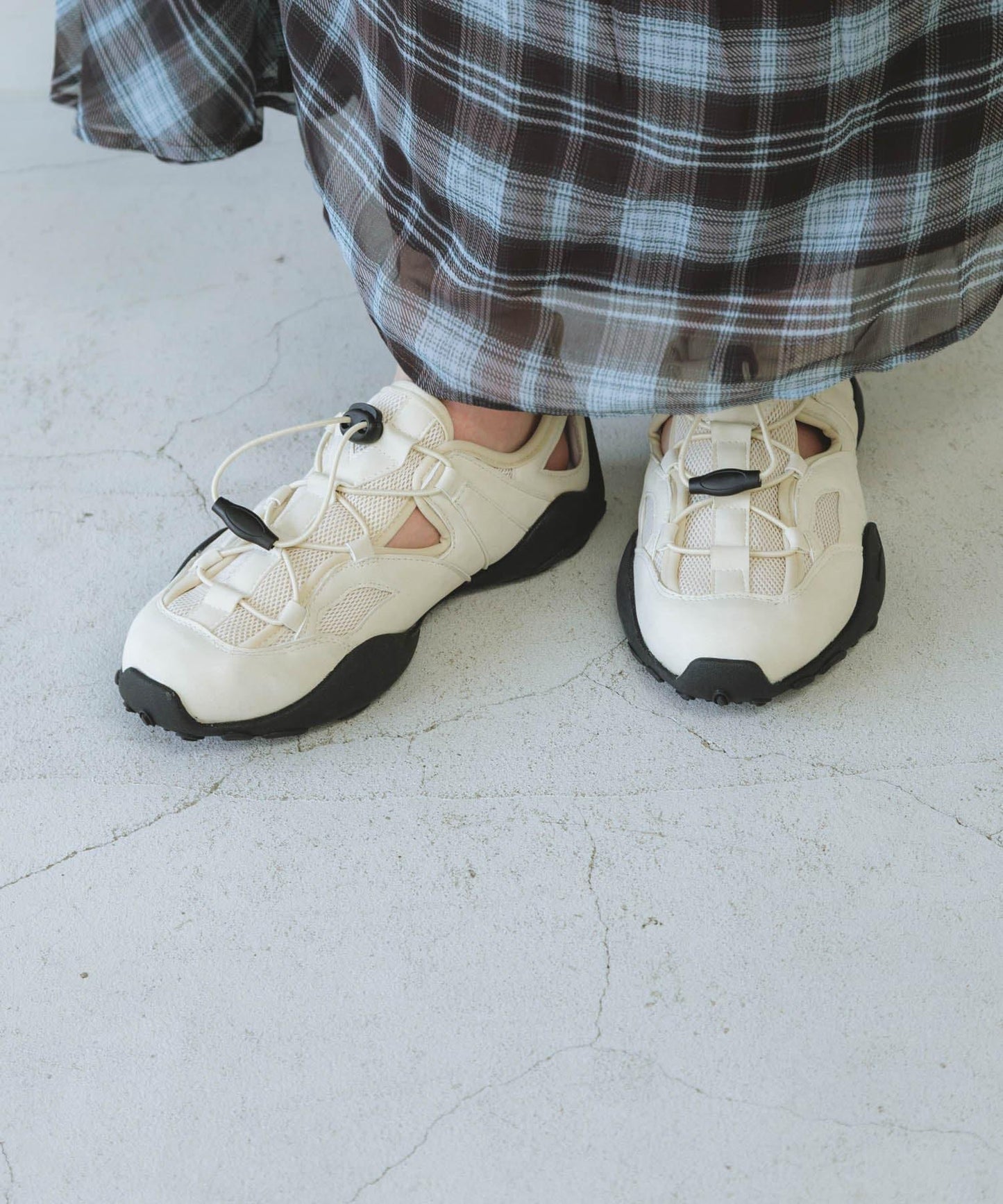 剪裁設計網面運動鞋