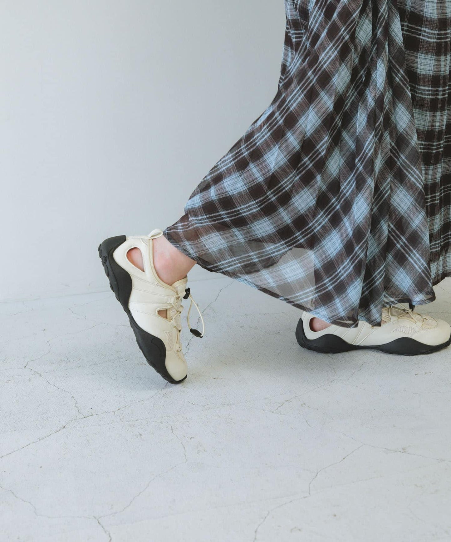 剪裁設計網面運動鞋