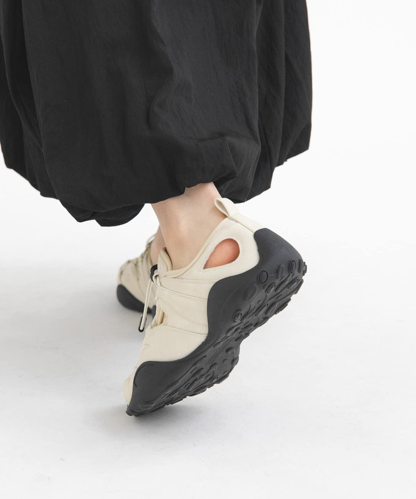 剪裁設計網面運動鞋