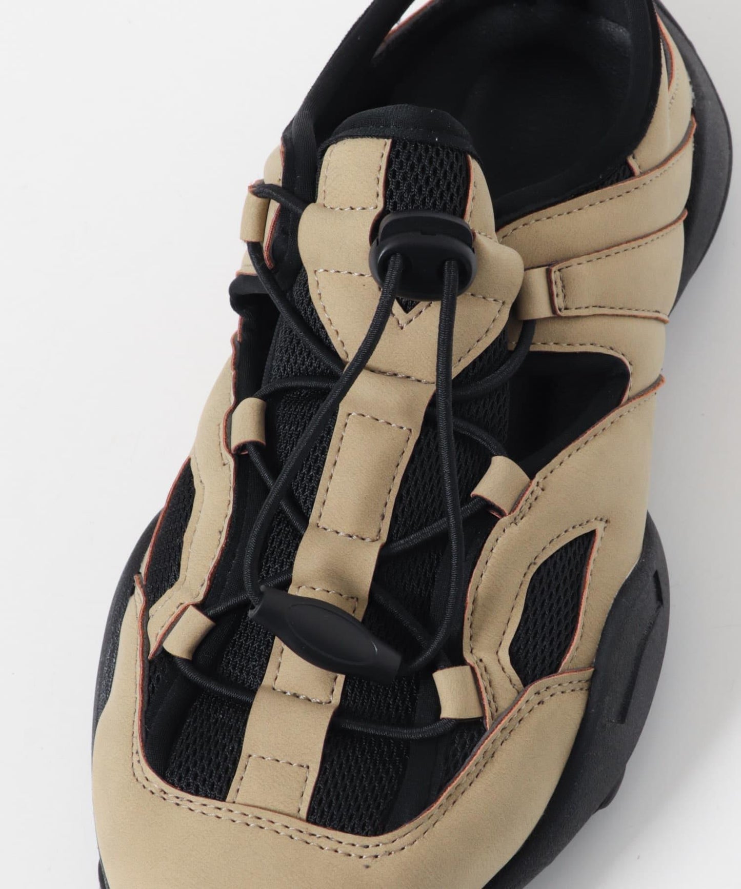 剪裁設計網面運動鞋