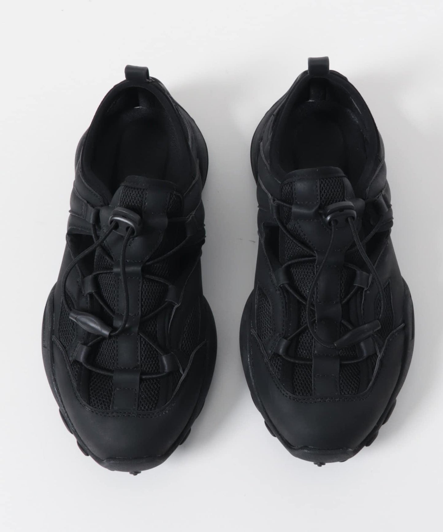 剪裁設計網面運動鞋