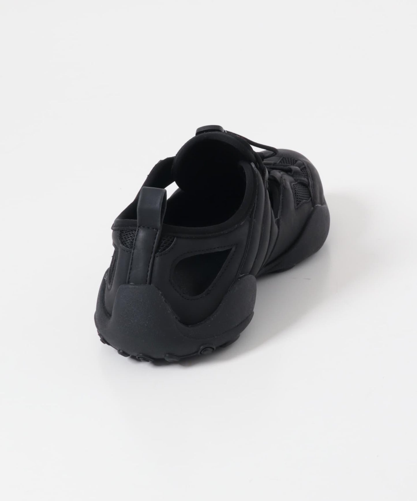 剪裁設計網面運動鞋