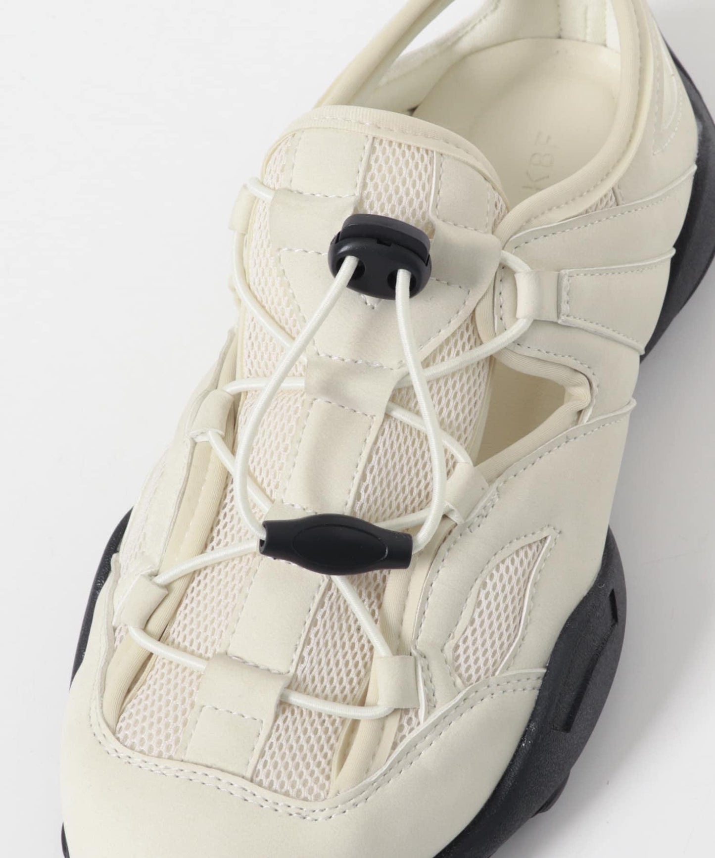 剪裁設計網面運動鞋