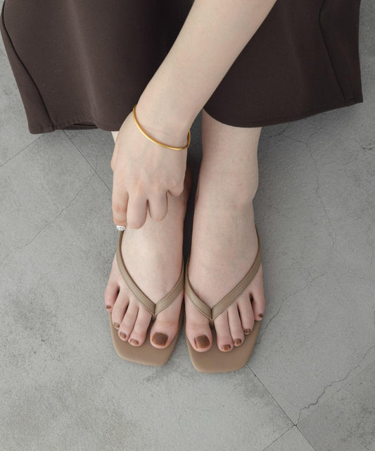 輕量平底夾趾涼鞋