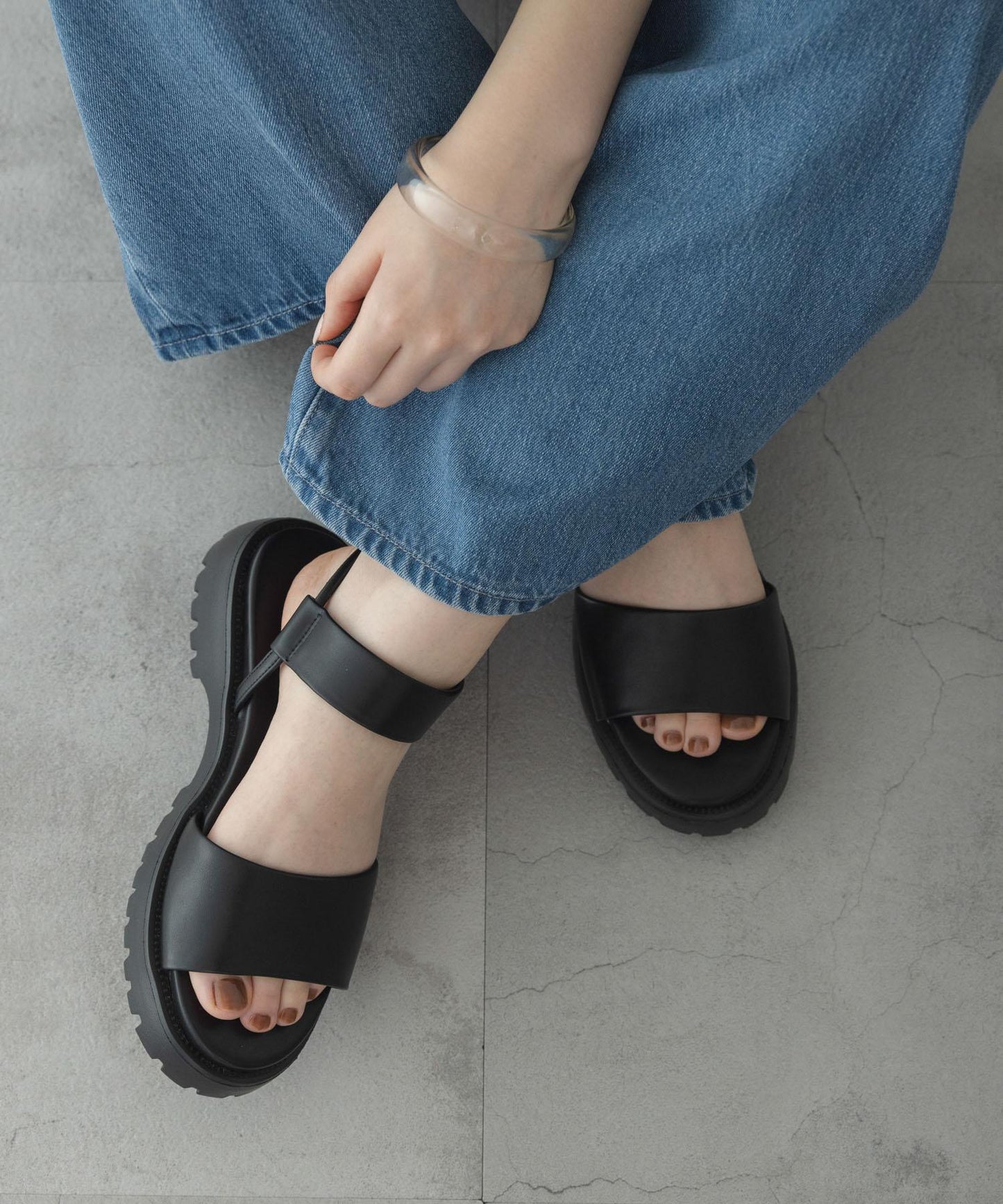 輕量雙綁帶涼鞋