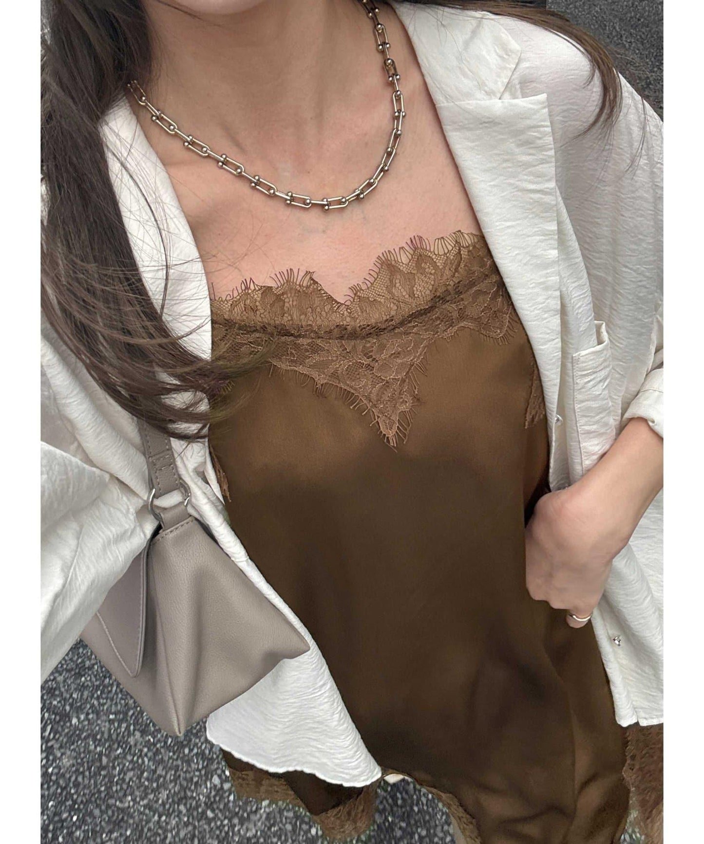 Yurieピック 緞面非對稱蕾絲吊帶上衣