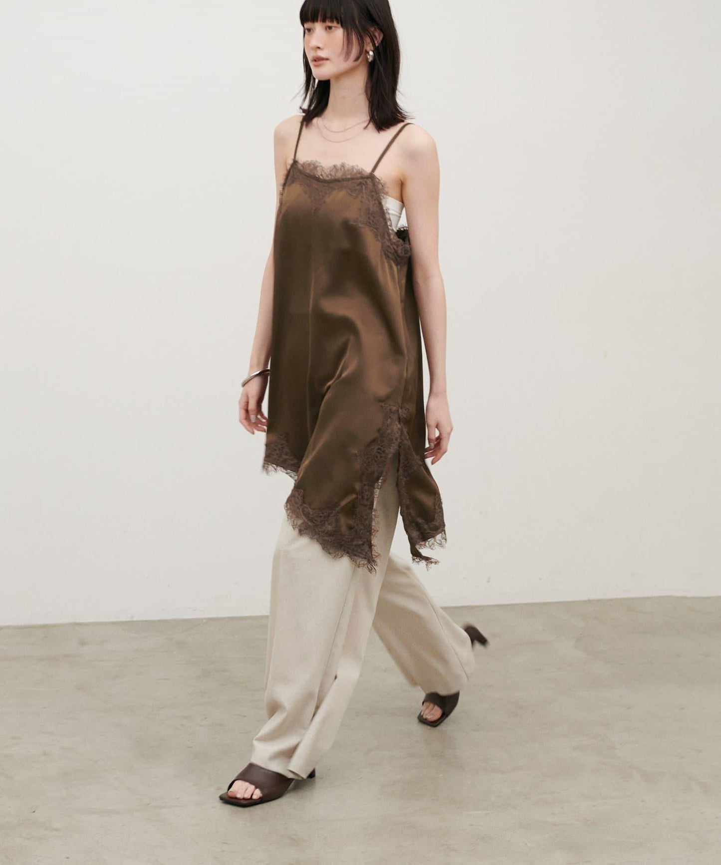 Yurieピック 緞面非對稱蕾絲吊帶上衣