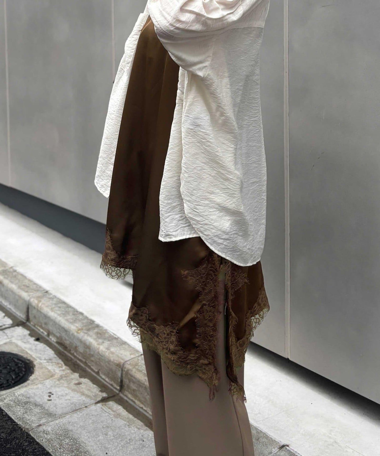 Yurieピック 緞面非對稱蕾絲吊帶上衣