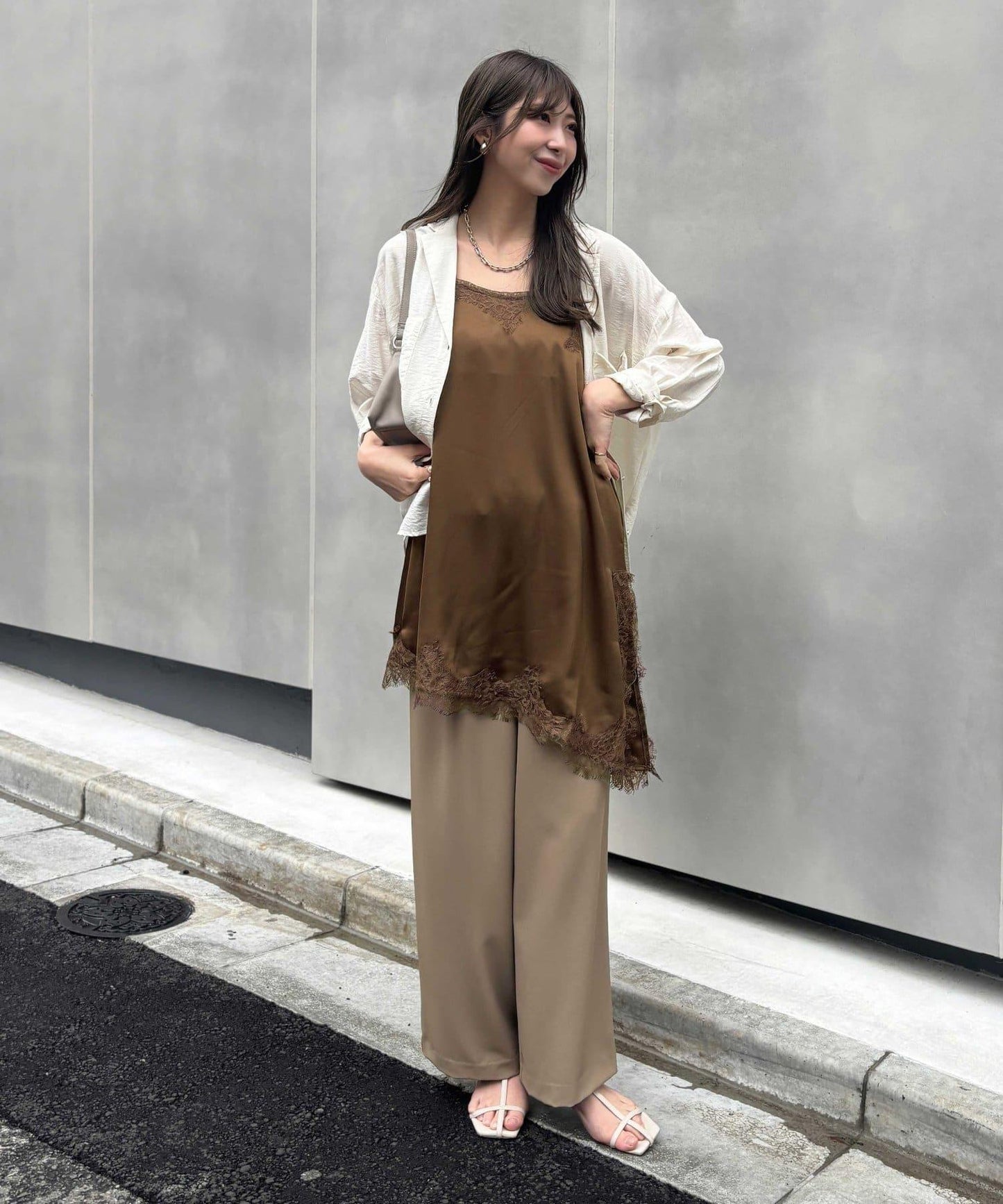 Yurieピック 緞面非對稱蕾絲吊帶上衣