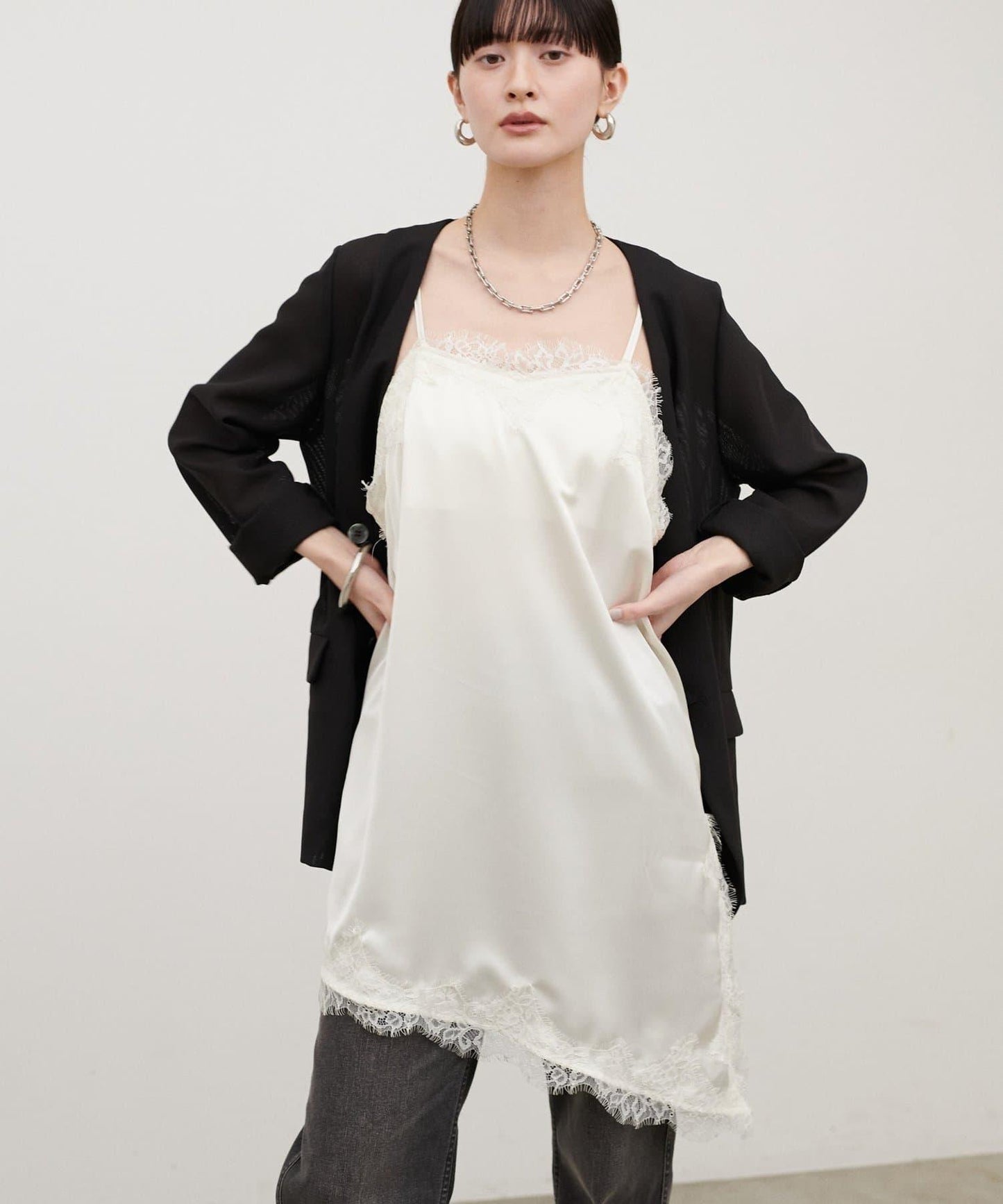 Yurieピック 緞面非對稱蕾絲吊帶上衣