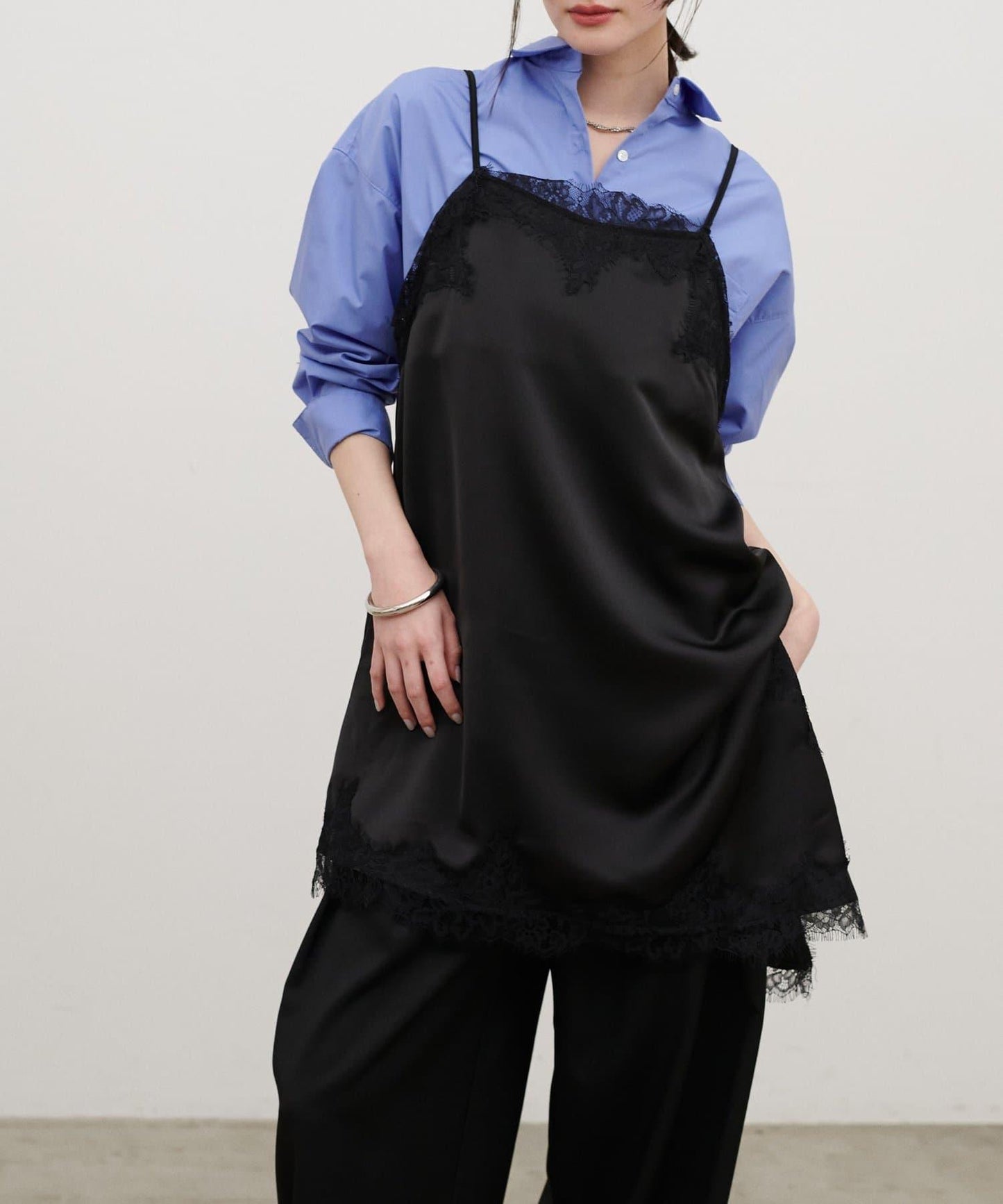 Yurieピック 緞面非對稱蕾絲吊帶上衣