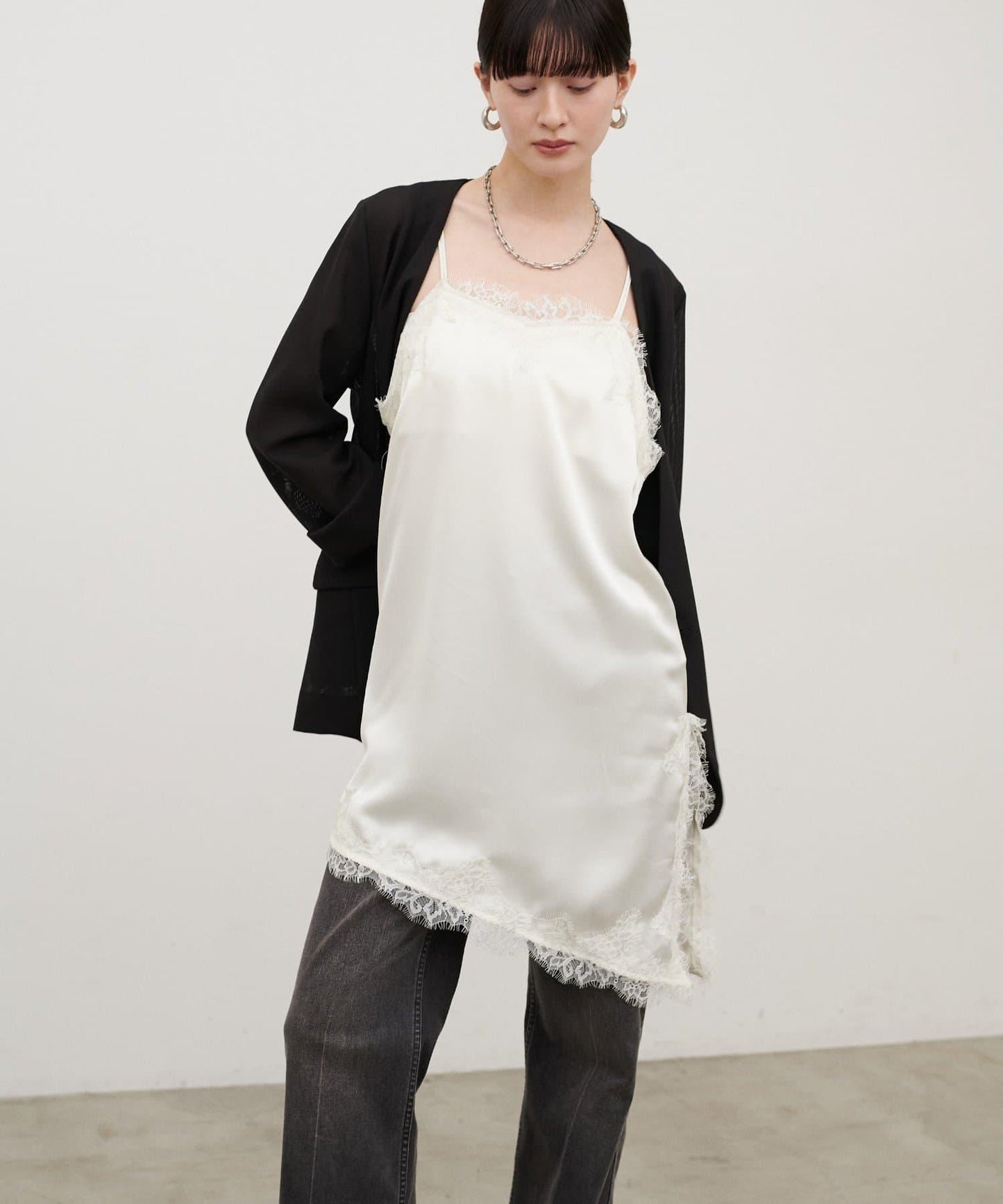 Yurieピック 緞面非對稱蕾絲吊帶上衣