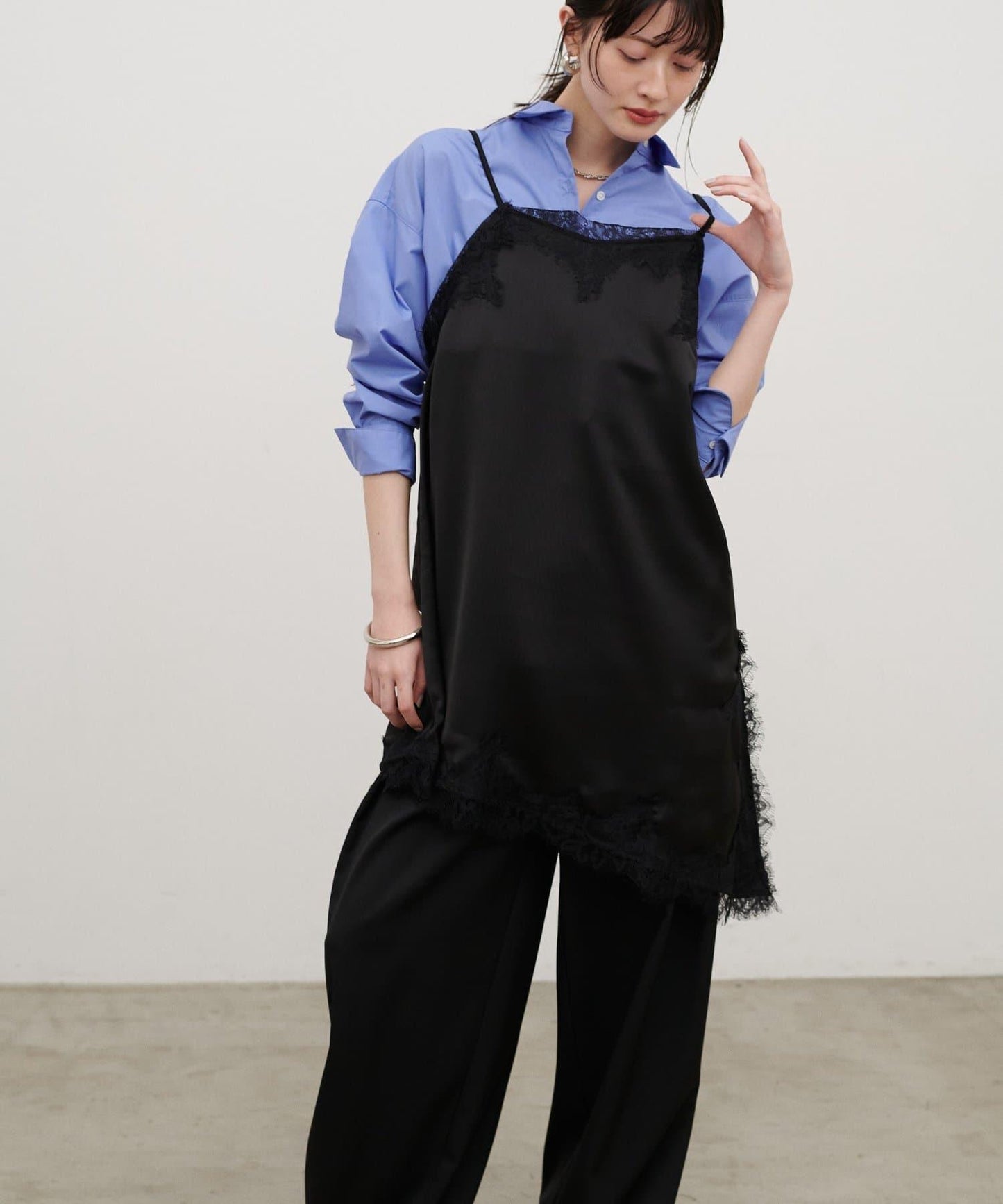 Yurieピック 緞面非對稱蕾絲吊帶上衣