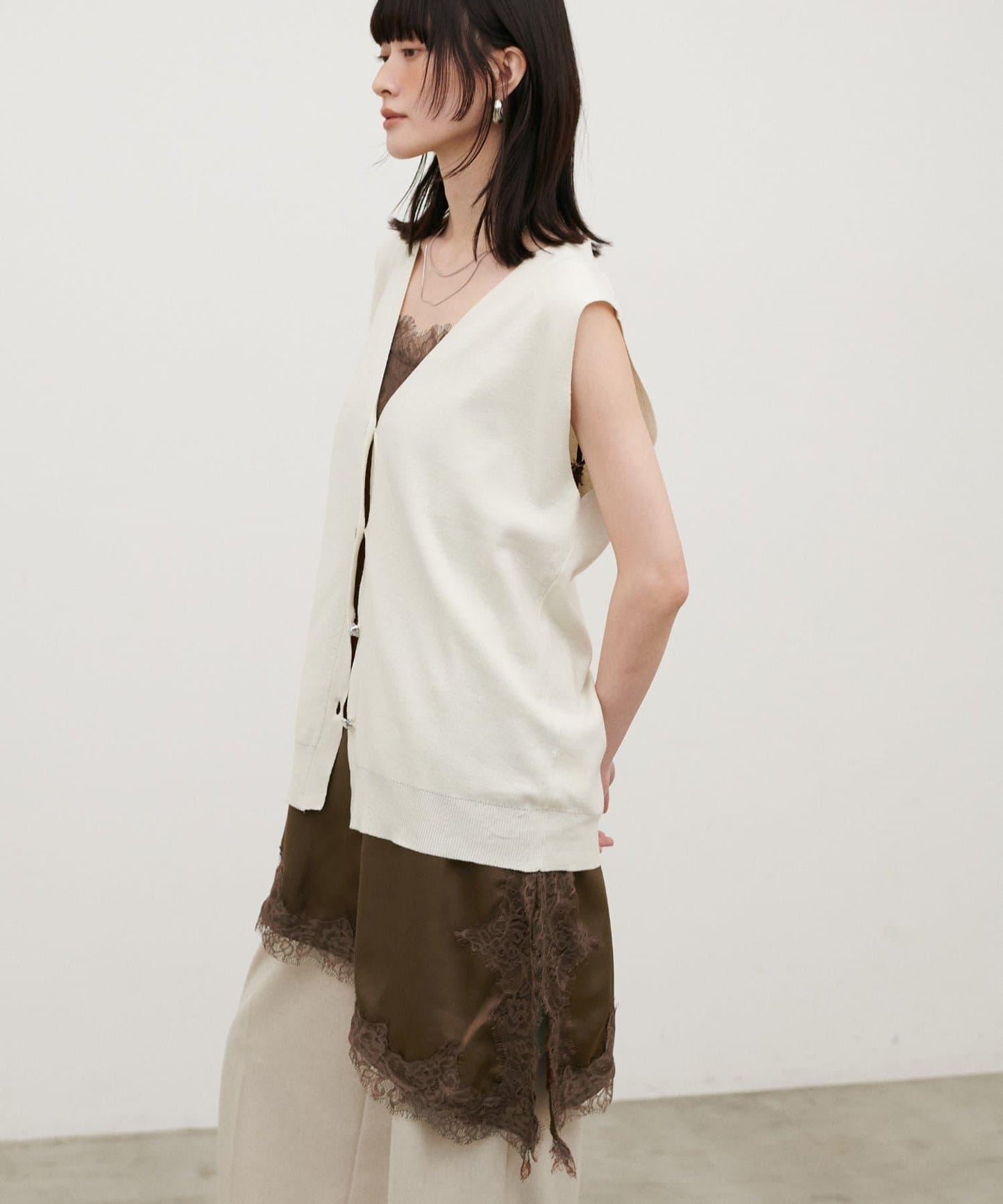 Yurieピック 緞面非對稱蕾絲吊帶上衣