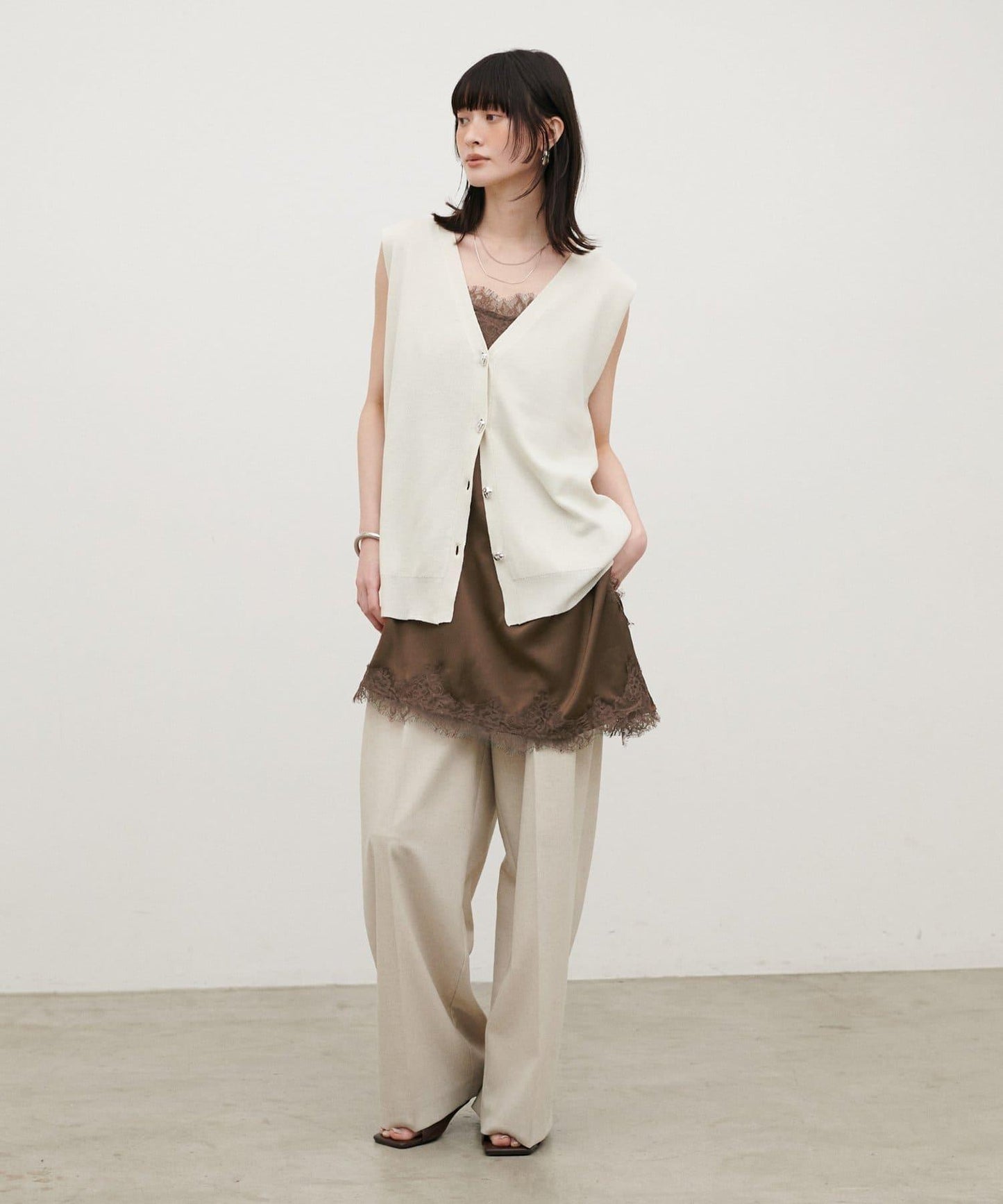 Yurieピック 緞面非對稱蕾絲吊帶上衣