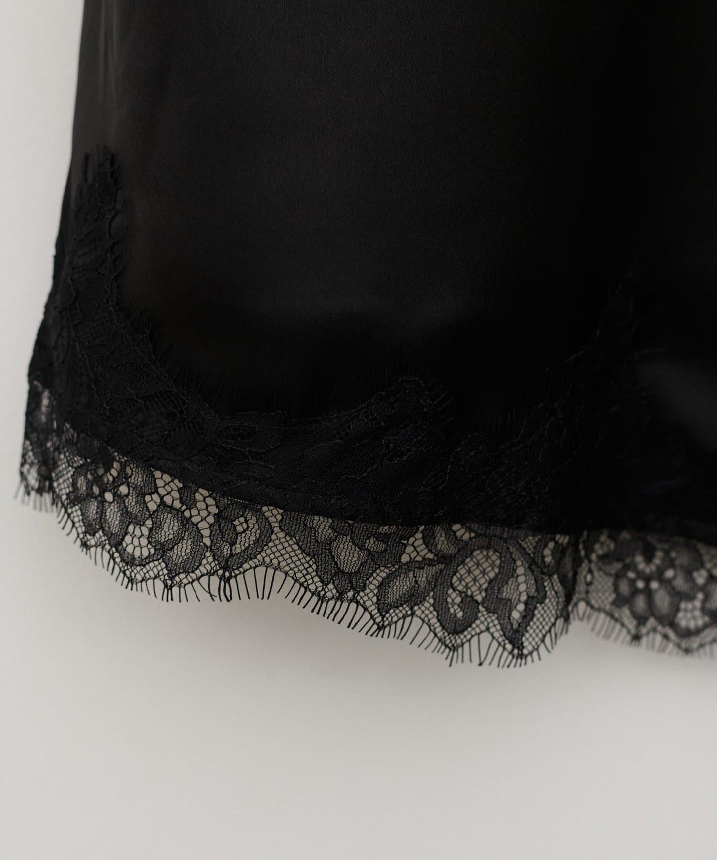 Yurieピック 緞面非對稱蕾絲吊帶上衣