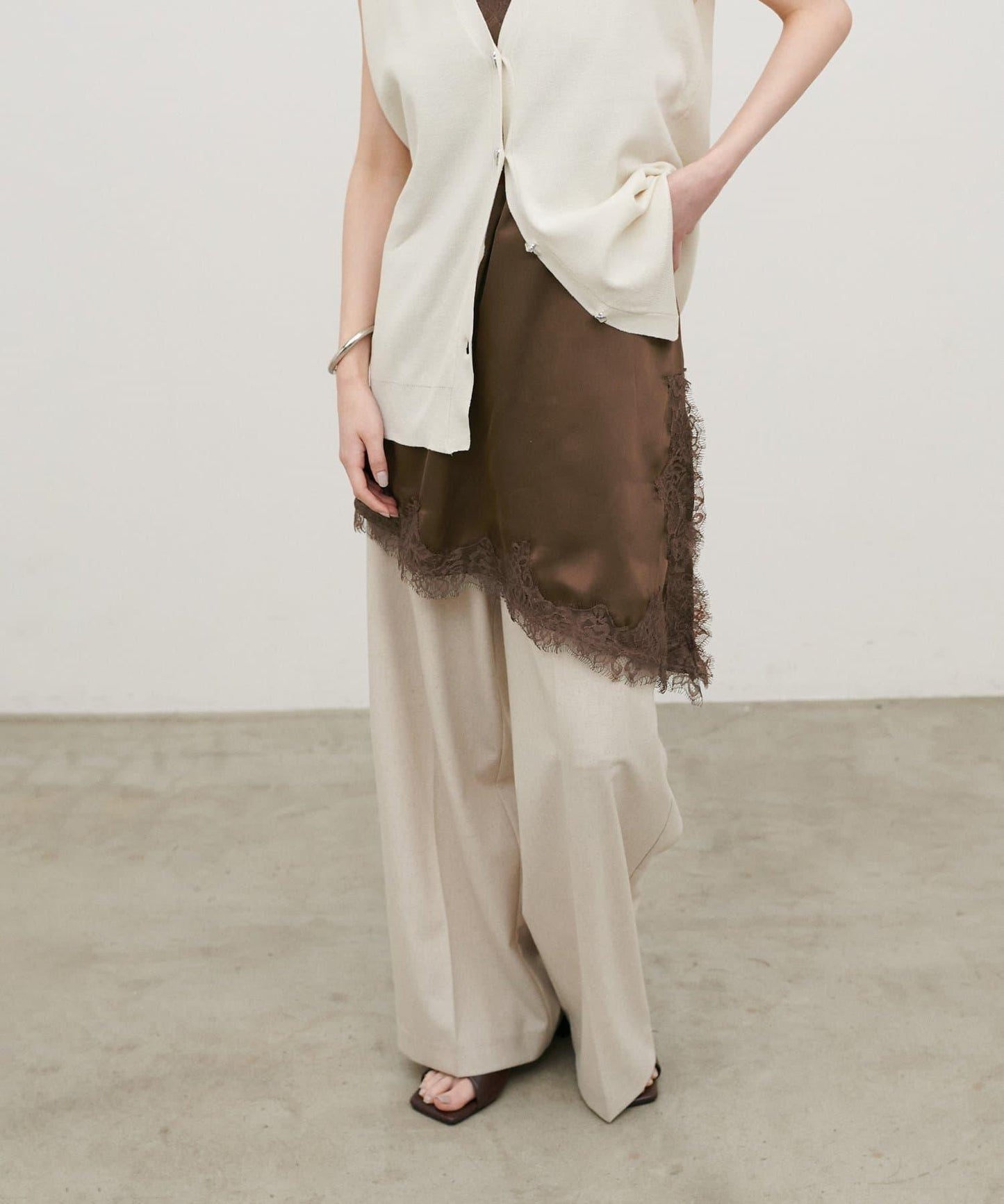 Yurieピック 緞面非對稱蕾絲吊帶上衣