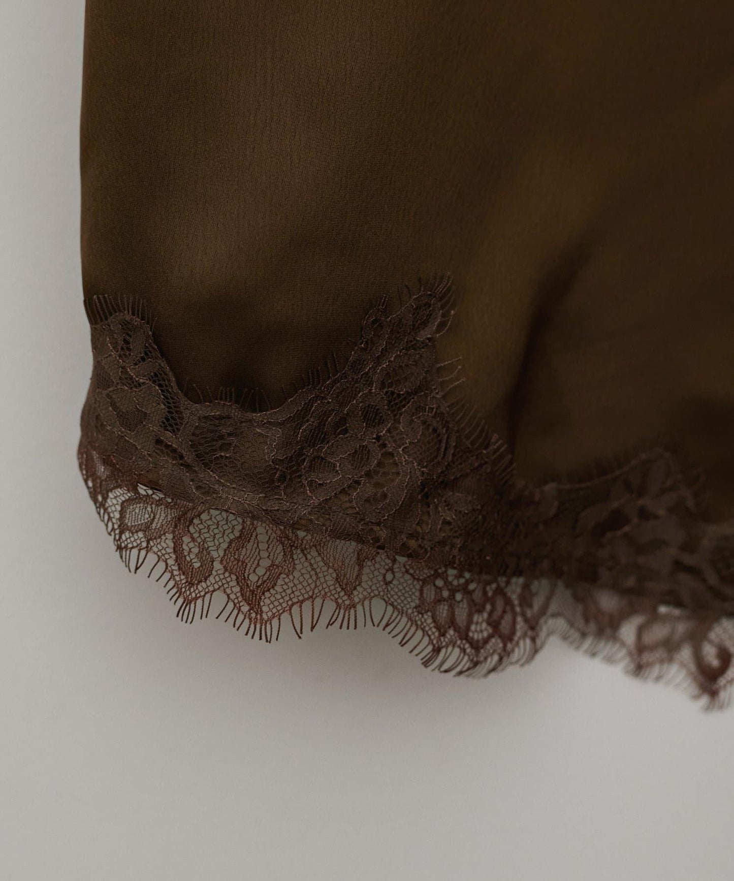 Yurieピック 緞面非對稱蕾絲吊帶上衣