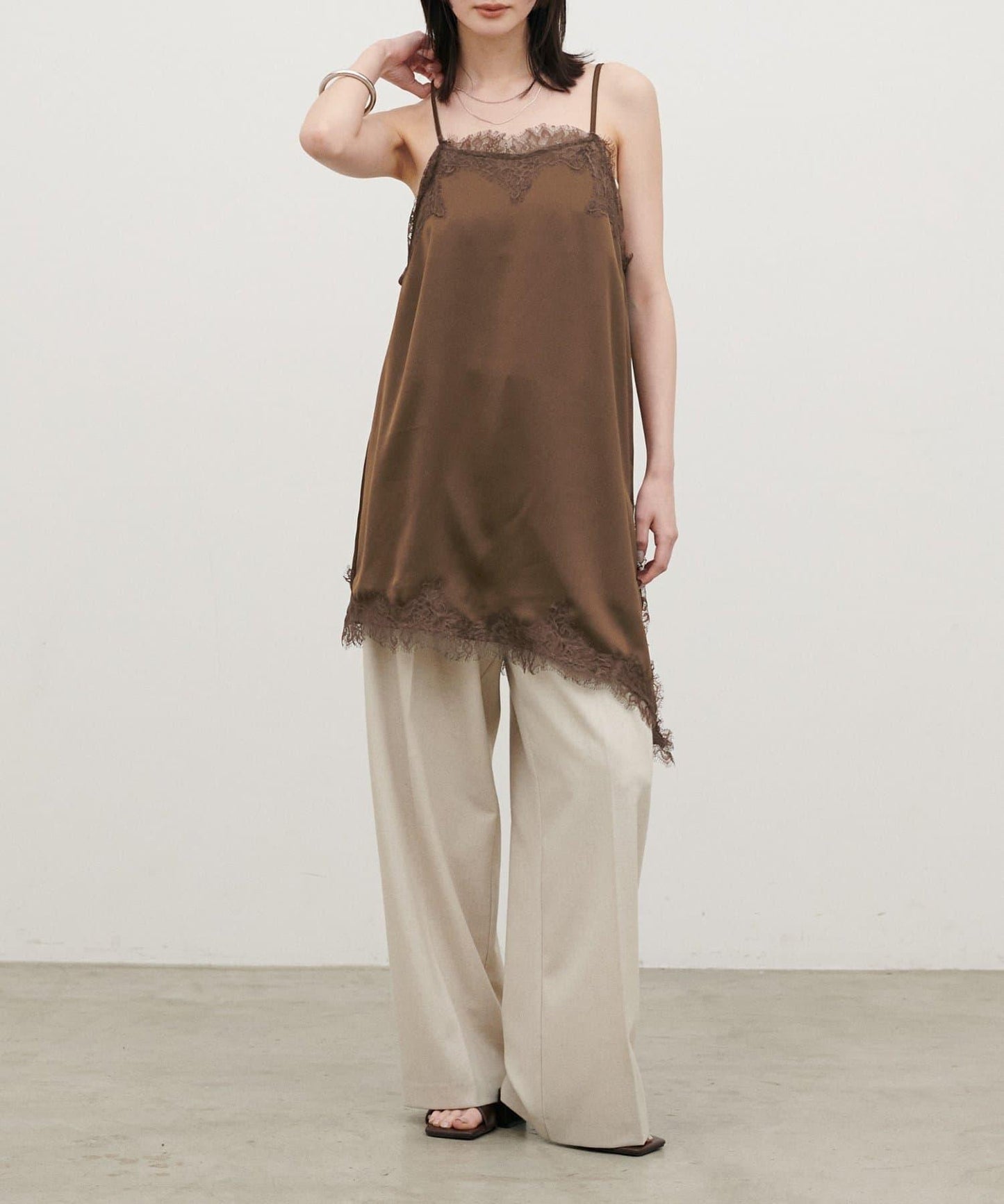 Yurieピック 緞面非對稱蕾絲吊帶上衣