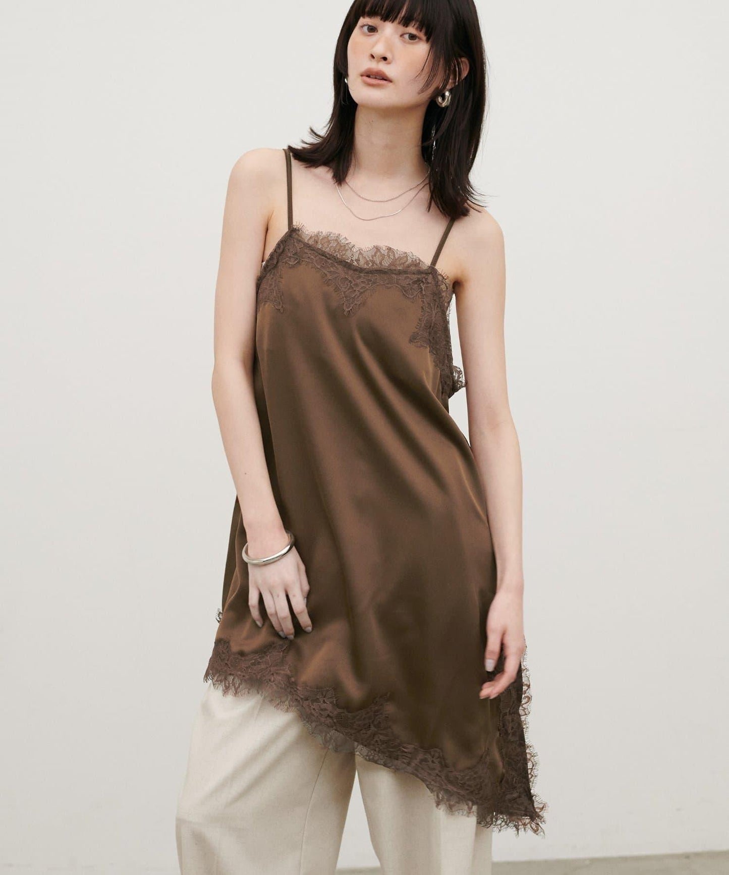 Yurieピック 緞面非對稱蕾絲吊帶上衣