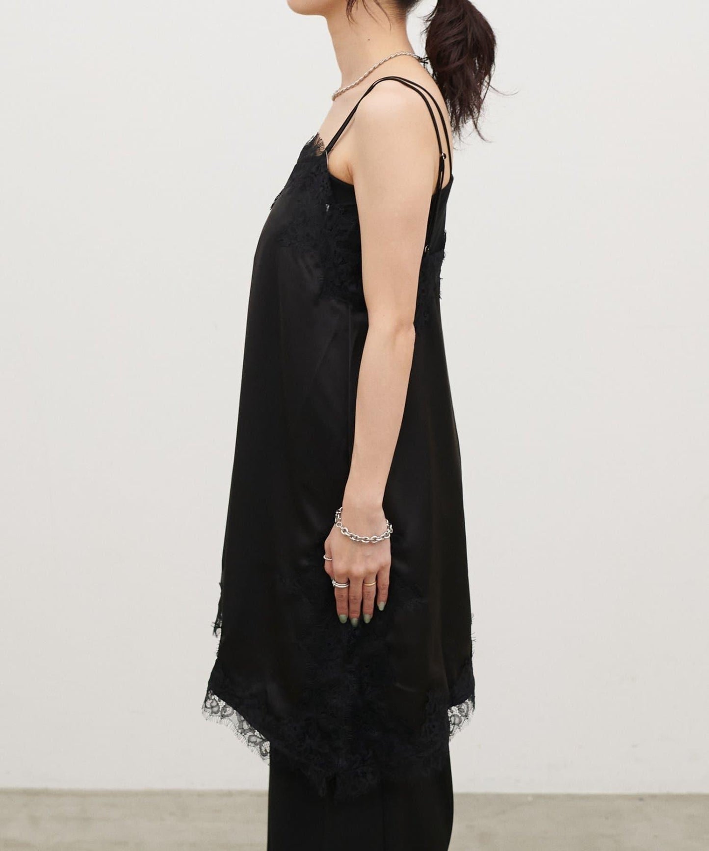 Yurieピック 緞面非對稱蕾絲吊帶上衣