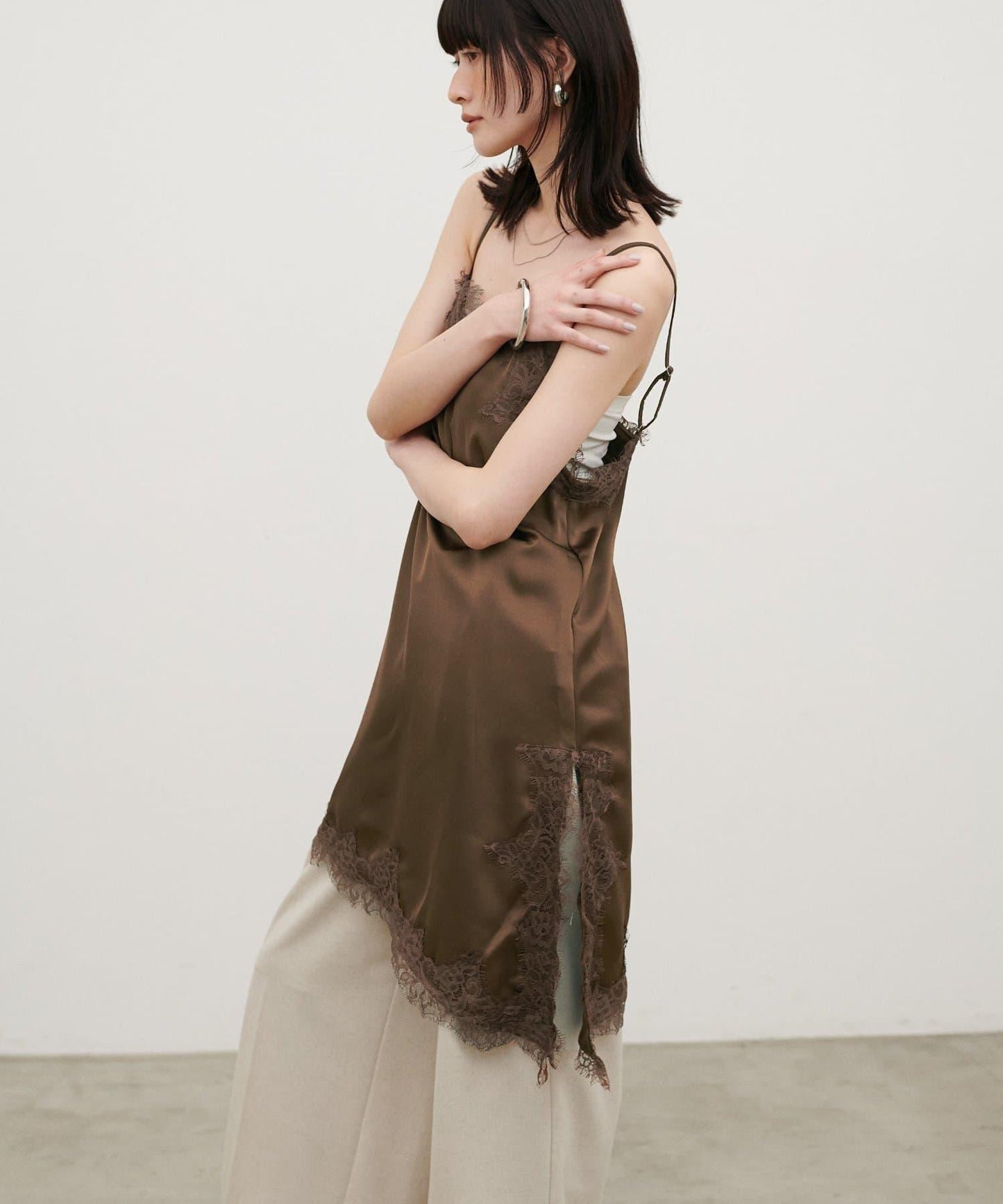 Yurieピック 緞面非對稱蕾絲吊帶上衣