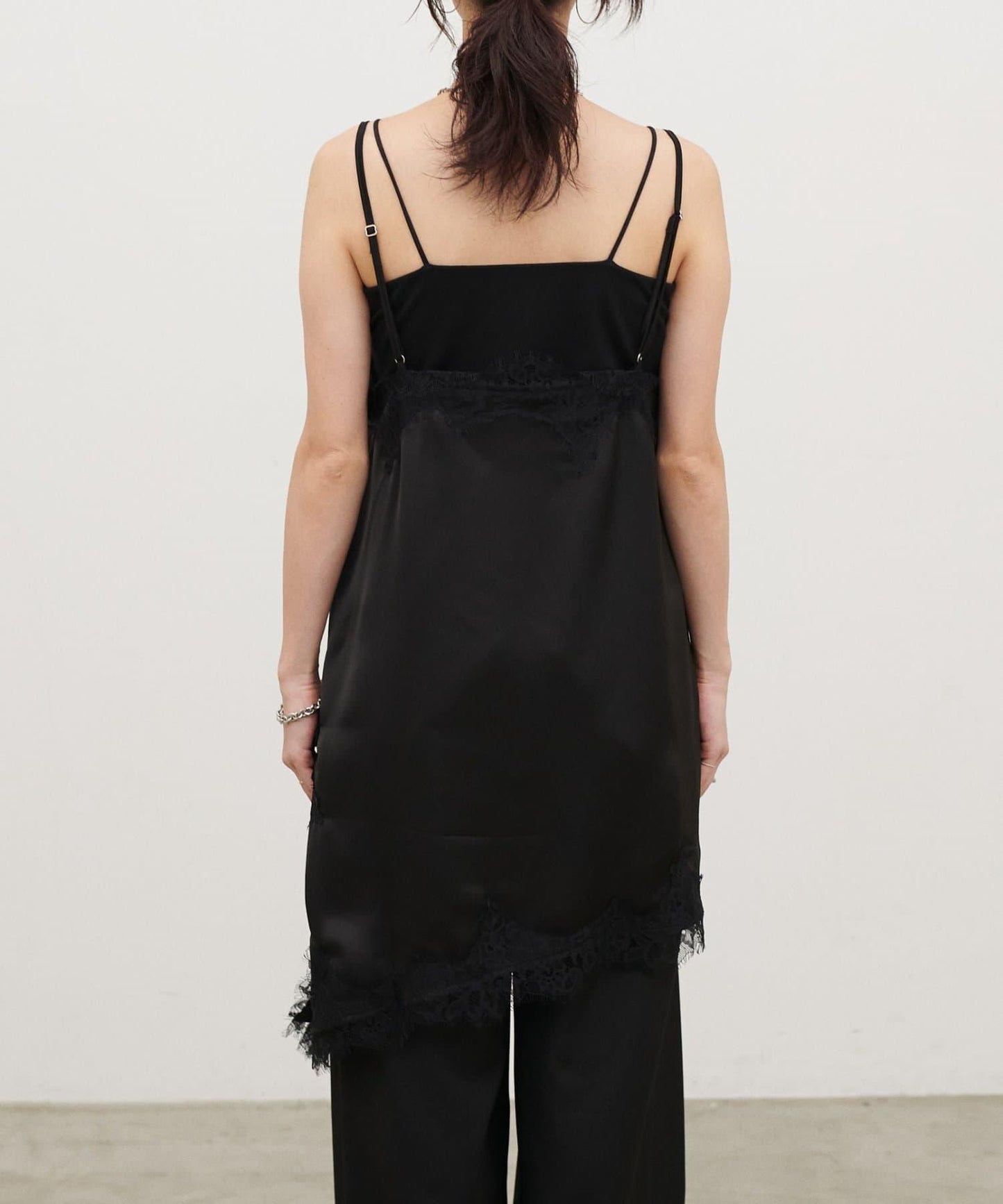 Yurieピック 緞面非對稱蕾絲吊帶上衣