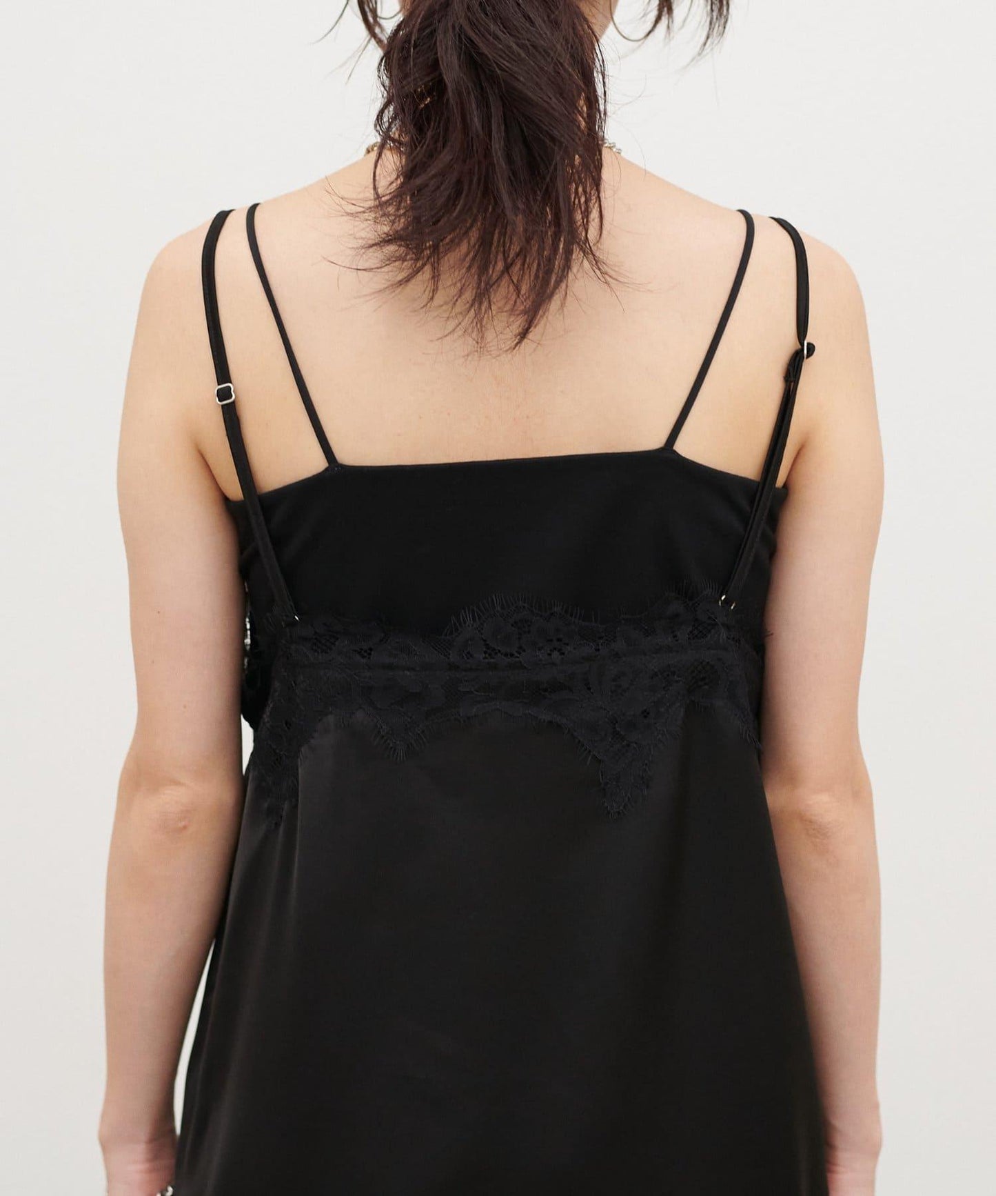 Yurieピック 緞面非對稱蕾絲吊帶上衣