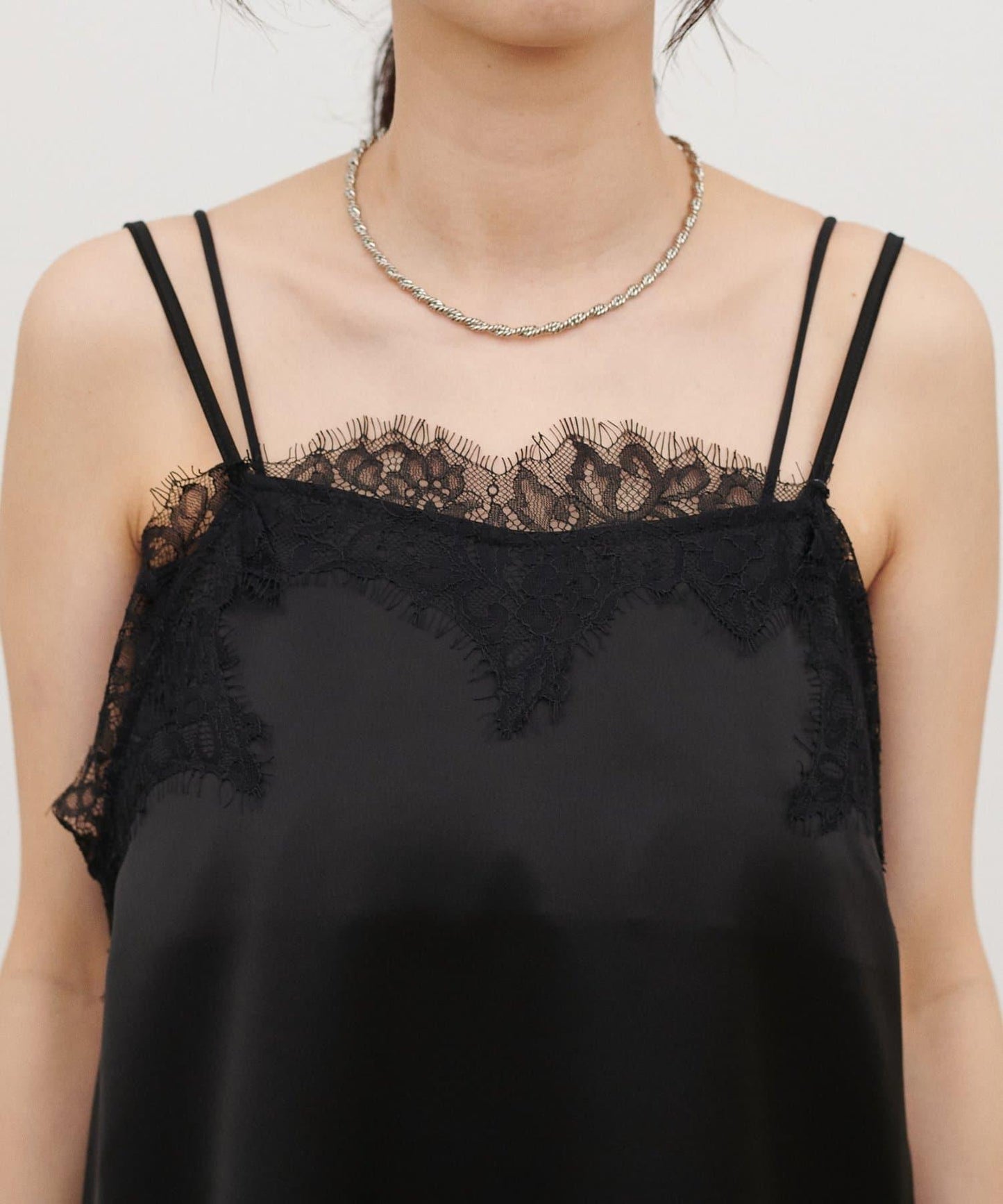 Yurieピック 緞面非對稱蕾絲吊帶上衣