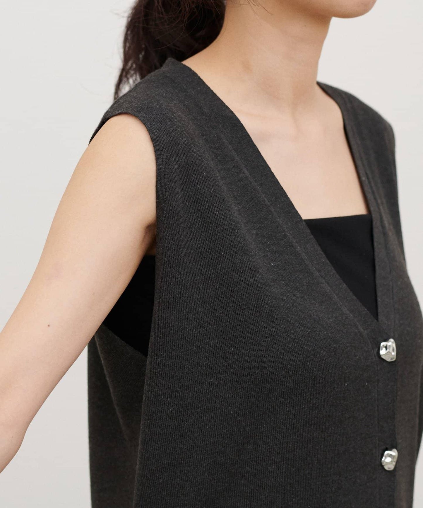 再生聚酯質感紐扣背心（線上）