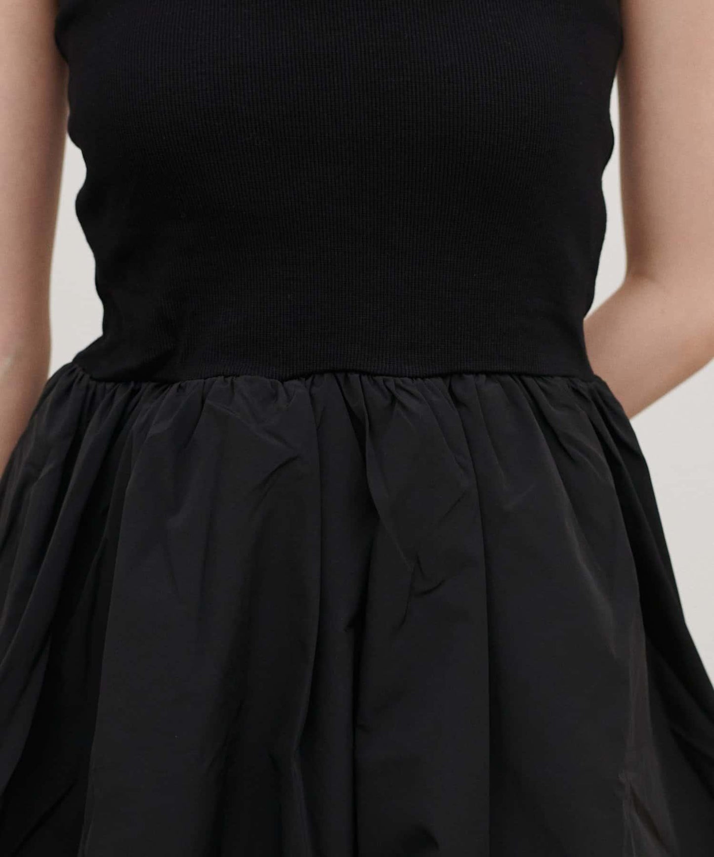 內置胸杯拼接泡泡廓形吊帶背心