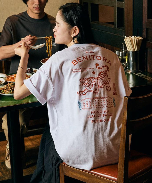 紅虎餃子房×FREAK'S STORE聯名 寬鬆廓形 背部印花 圓領 T恤