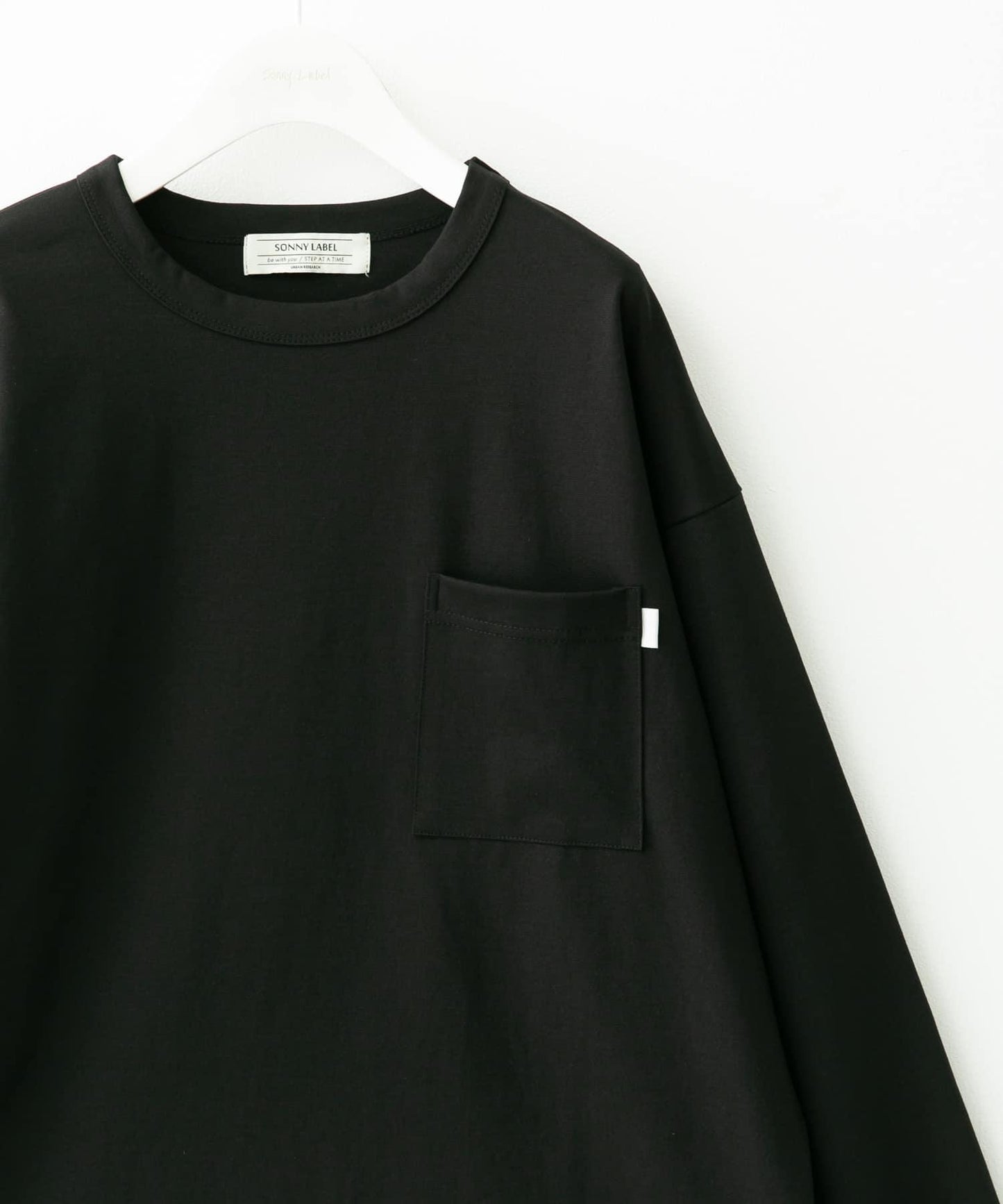 163031943