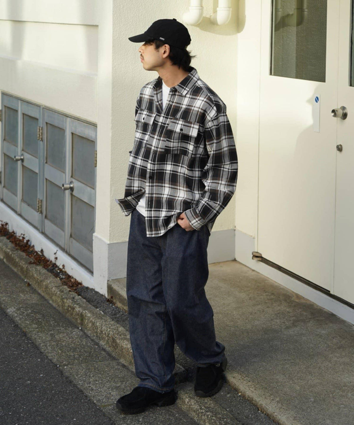 281582123