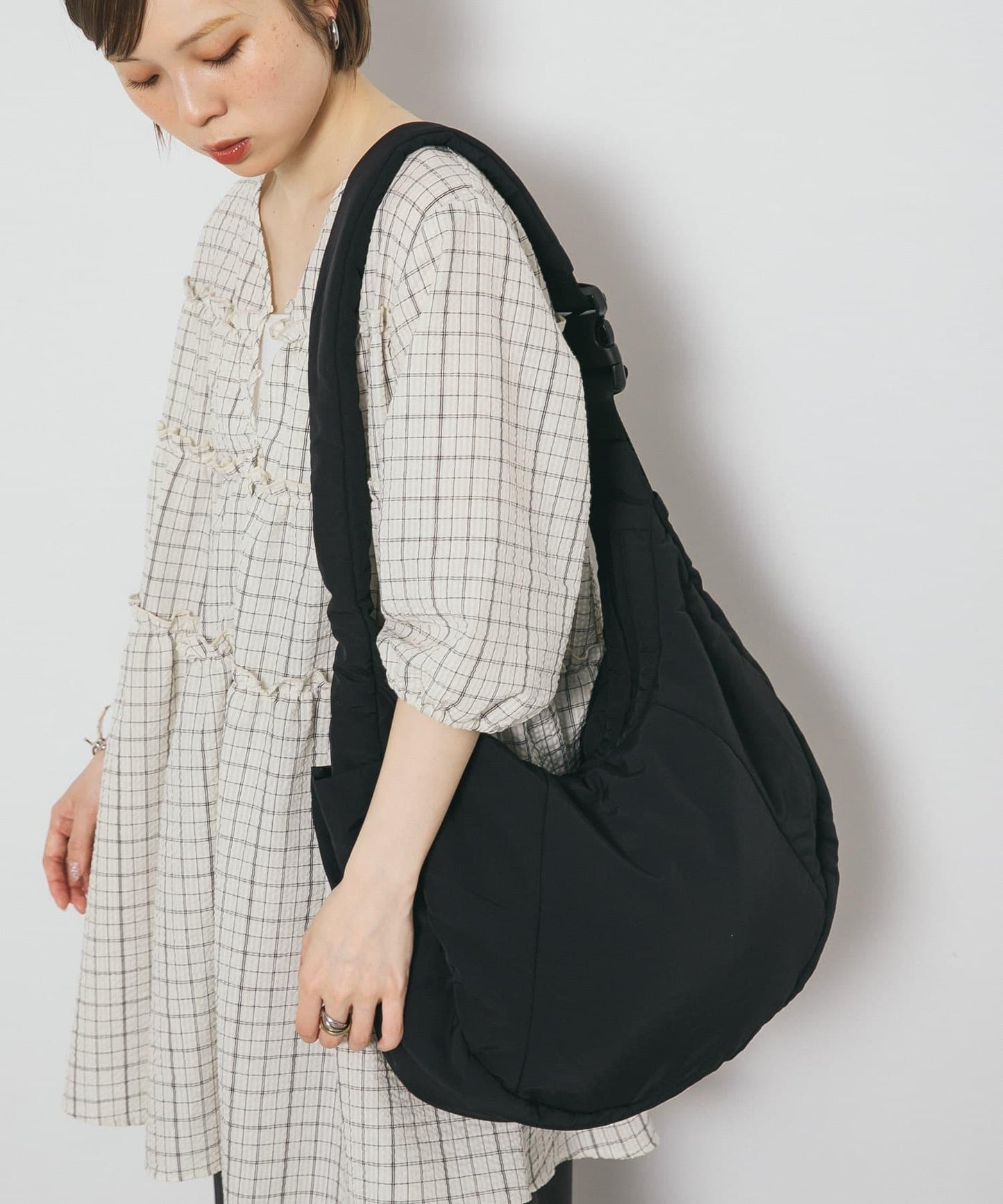 160566949