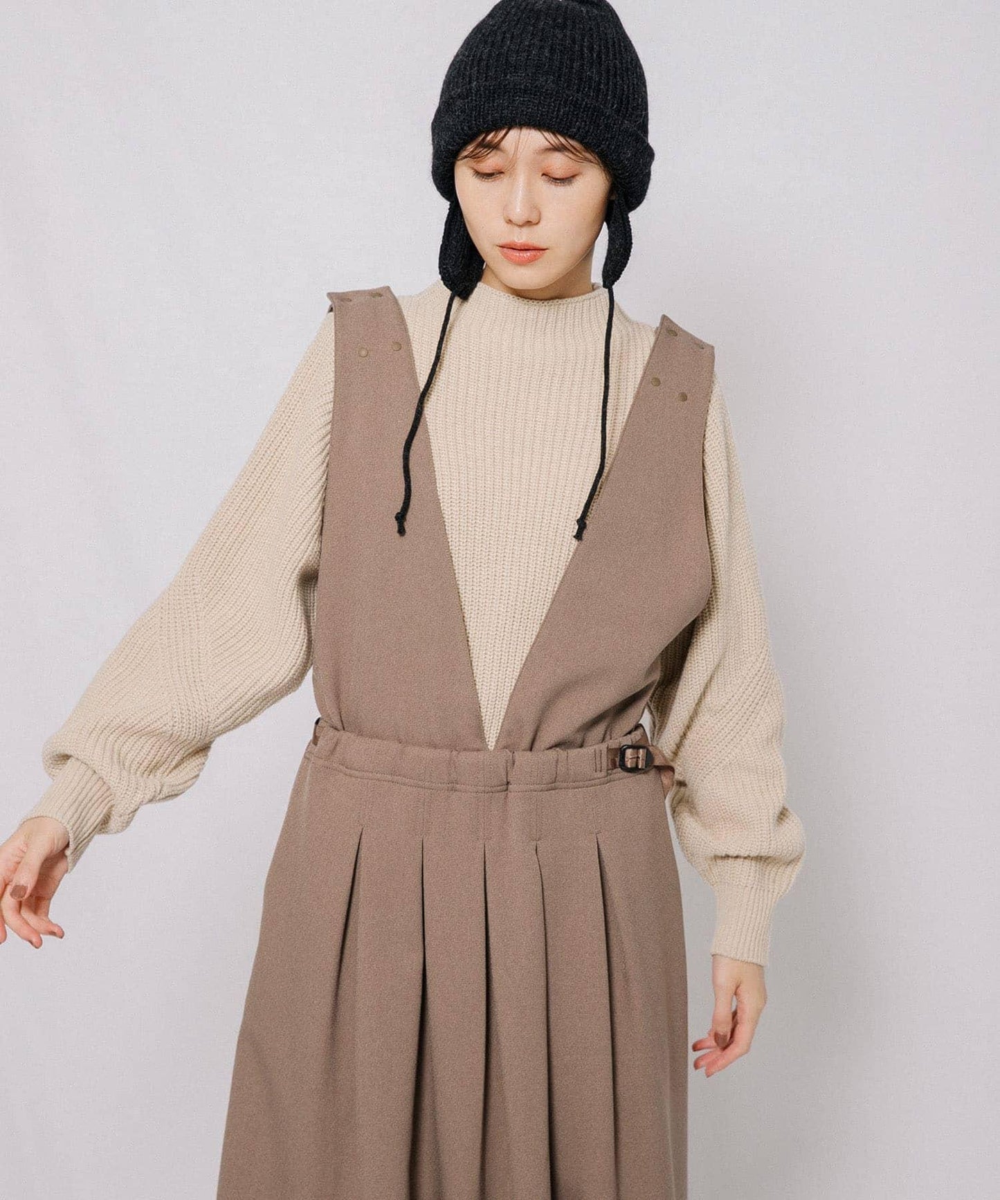 166024570