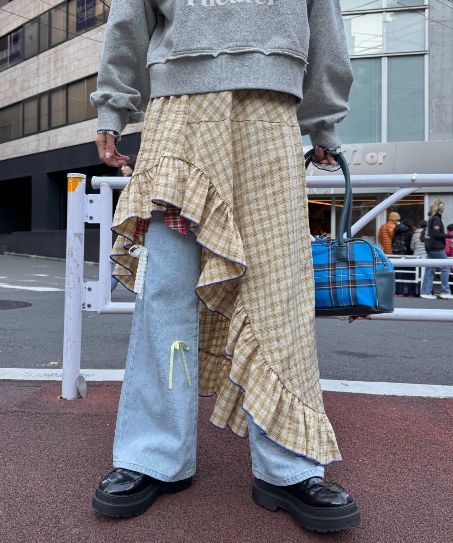 168695235