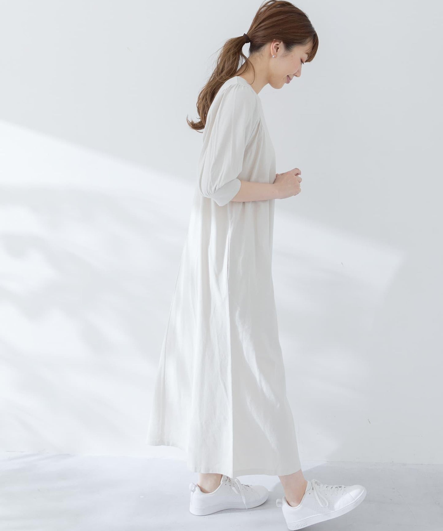 163902240